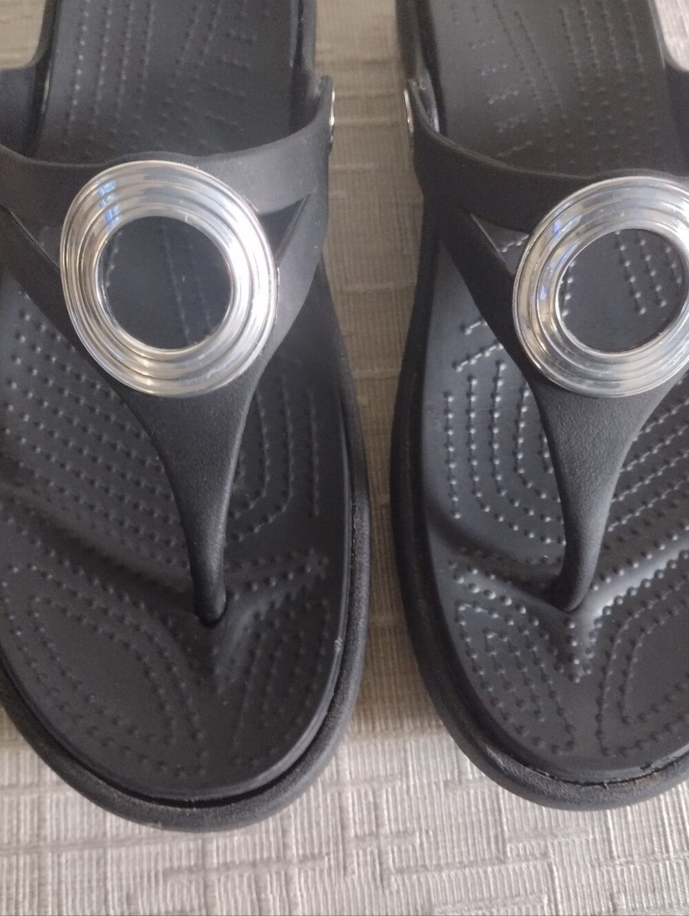 Crocs Sanrah Ringed Silver Circle Thong Black Wedge Sandals Women's Size 8 - EUC - Picture 2 of 5